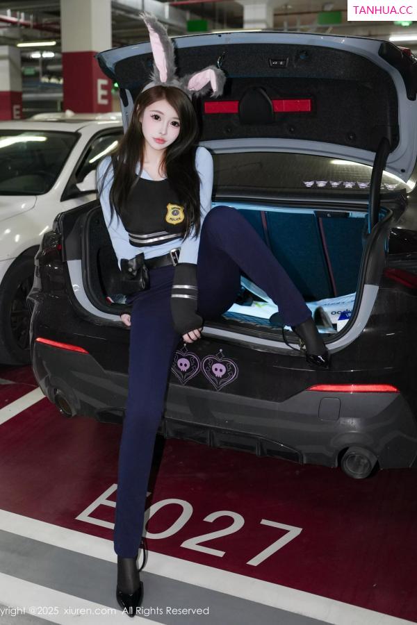 甜妮  [XiuRen]高清写真图 2025.04.16 No.10158 甜妮 制服诱惑第11张图片